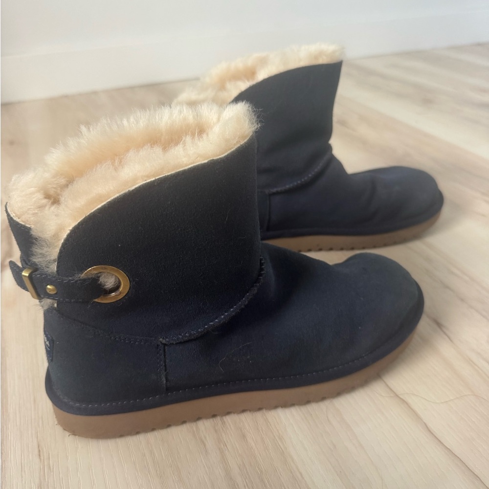 Koolaburra Navy Blue Shearling-Lined Ankle Boots with Tan Fur